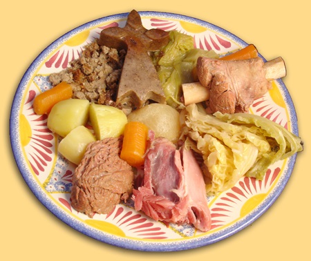 le Kig-ha-farz (viande et far), est une sorte de pot-au-feu. On fait cuire le far blanc ou noir, versé dans un sac de jute. On le sert avec du lipig, la sauce à base d'échalotes.