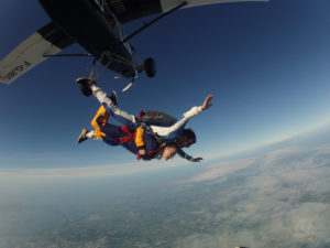 Saut en parachute d'un hélicoptère en Bretagne