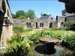 Abbaye de Daoulas avec son cloître, ses jardins et sa fontaine